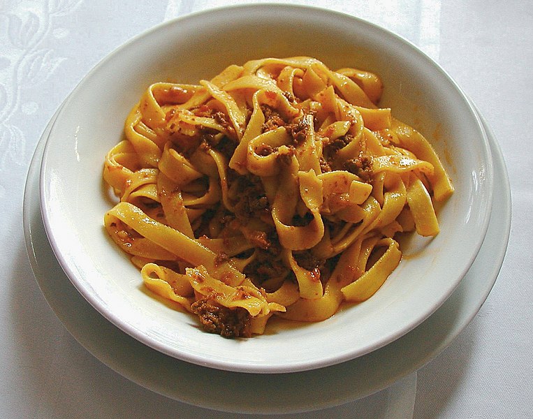 Left) A plate of spaghetti ; Right) A polymer packing like spaghetti. Both systems are highly disordered.