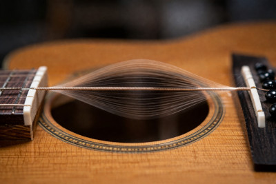 Guitar string showing standing-wave modes, used as a physical analogy for Fabry–Pérot cavity resonances